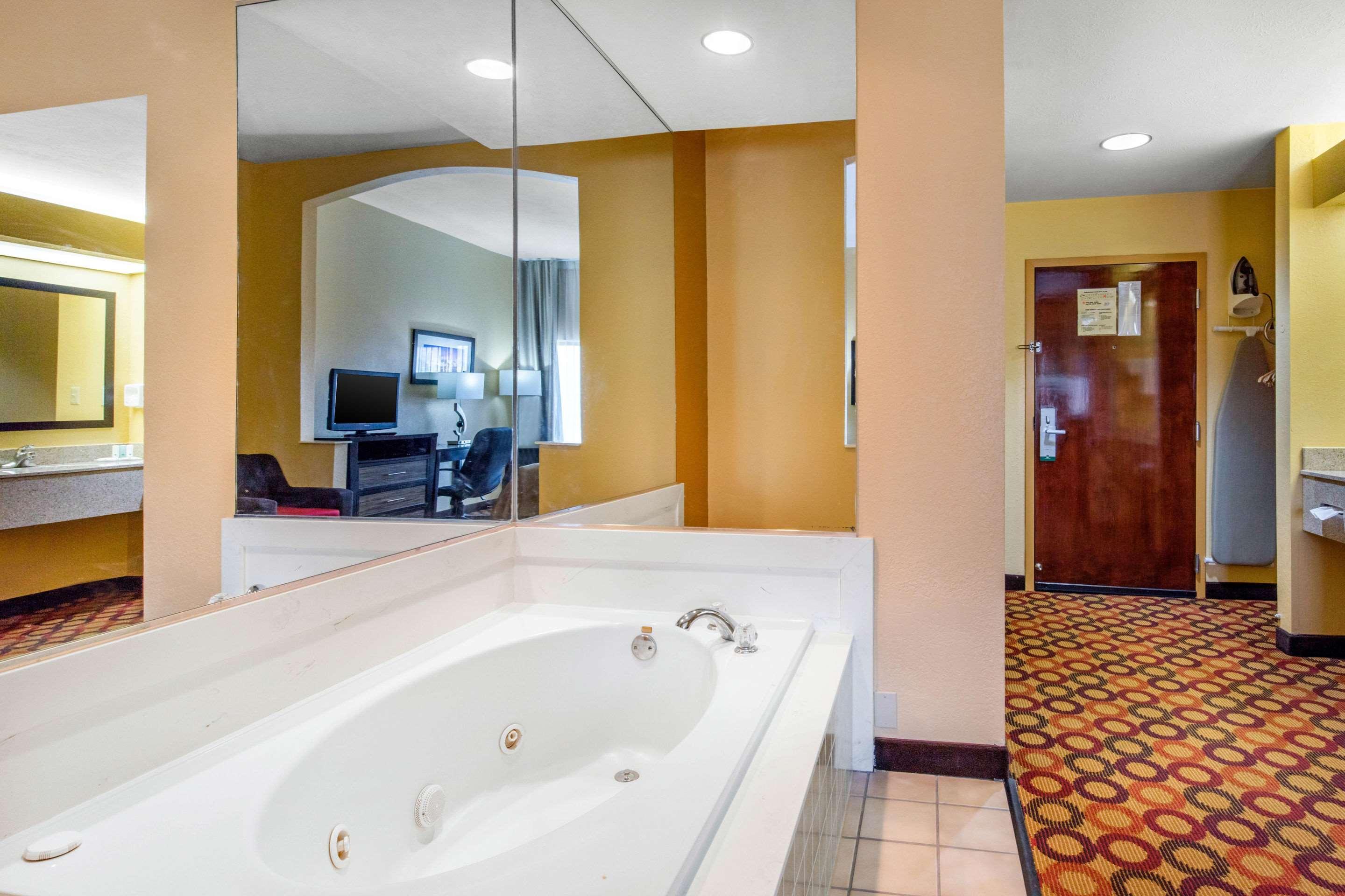 Quality Inn & Suites Montgomery East Carmichael Rd Экстерьер фото