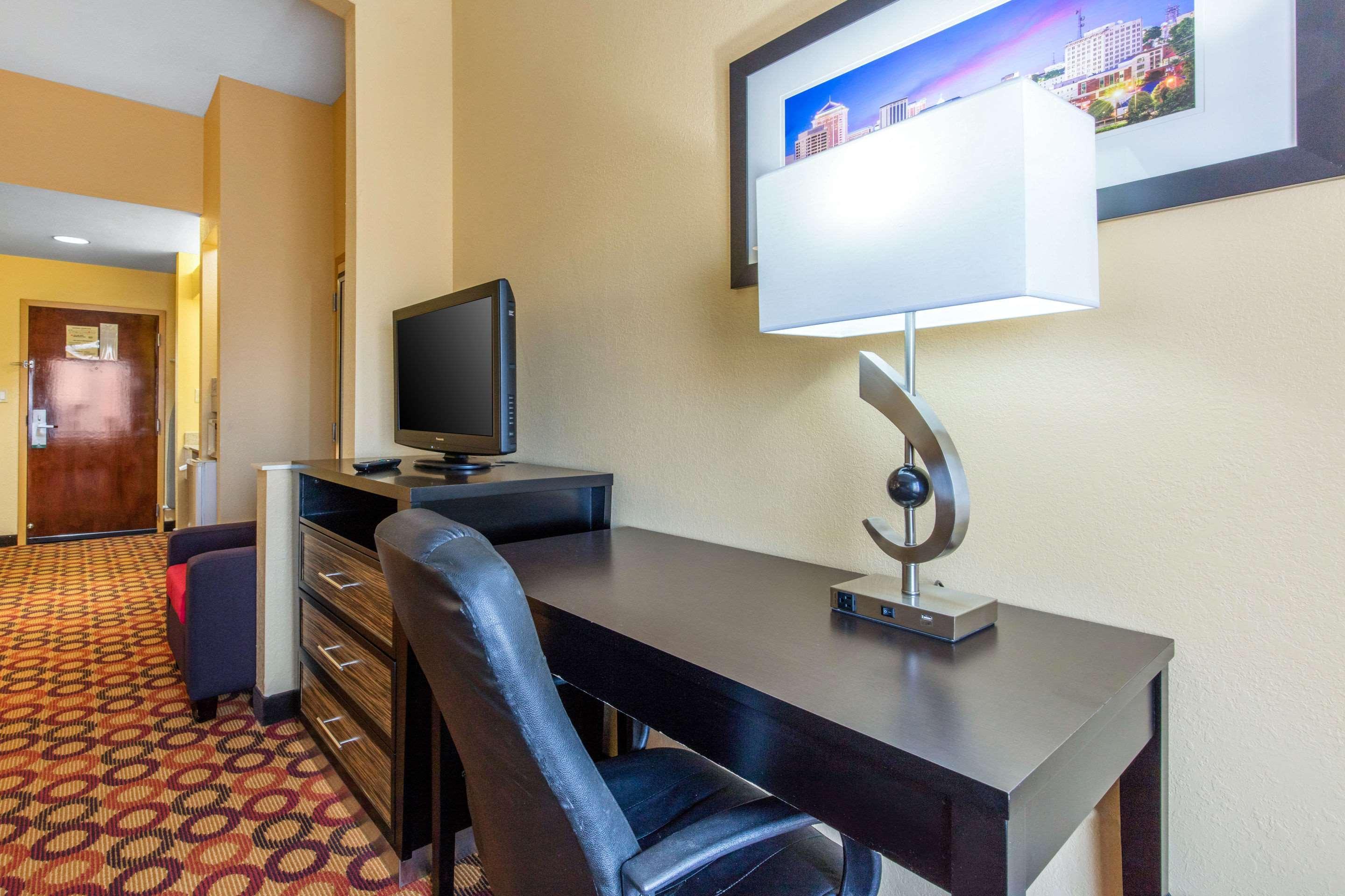 Quality Inn & Suites Montgomery East Carmichael Rd Экстерьер фото